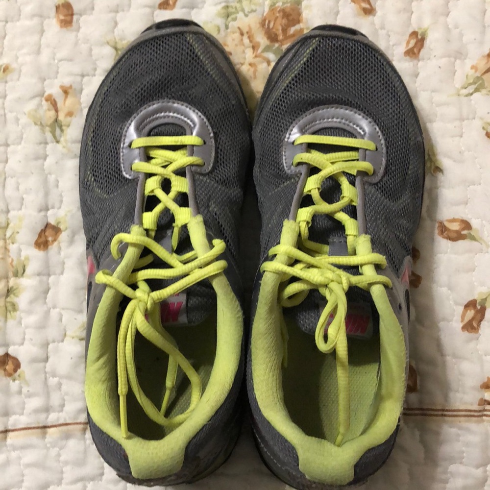 🚨 PRICE IS FIRM 🚨 Women’s Nike shoes - GENTLY USED!